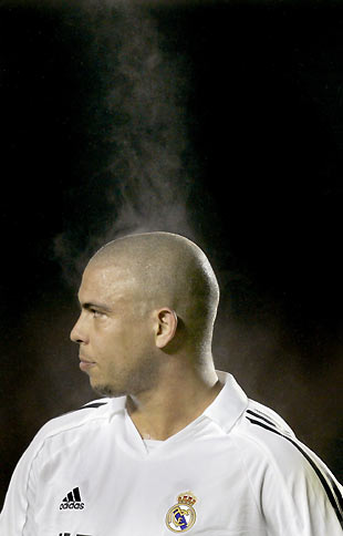 Steam rises from the head of Real Madrid's Ronaldo during their Champions League first knockout round second leg soccer match against Arsenal at Highbury, London March 8, 2006. [Reuters]