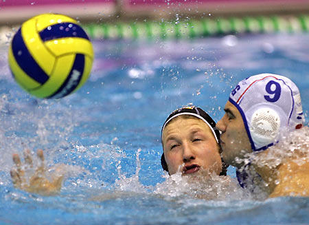 Marko Savic (L) of Germany struggles for the ball with Dusko Pijetlovic of Serbia and Montenegro during their friendly water polo match as part of preparations for the upcoming European Waterpolo Championships in Belgrade March 8, 2006. [Reuters]