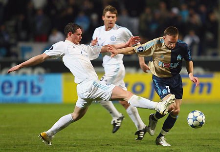 Olympique Marseille's Franck Ribery (R) challenges Zenit St Petersbourg's Vladislav Radimov during their UEFA cup round of 16 first leg soccer match at the Velodrome stadium in Marseille, March 9, 2006. [Reuters]