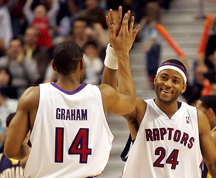 Toronto Raptors' Joey Graham (L) and Morris Peterson (R) celebrate a basket in the final minutes of their NBA game against the Indiana Pacers in Toronto, March 12, 2006. Toronto defeated Indiana 93-89. [Reuters]