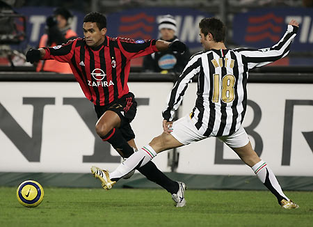 AC Milan's Serginho (L) is challenged by Juventus' Adrian Mutu Vieira during their Italian Serie A soccer match at the Delle Alpi stadium in Turin March 12, 2006. [Reuters]