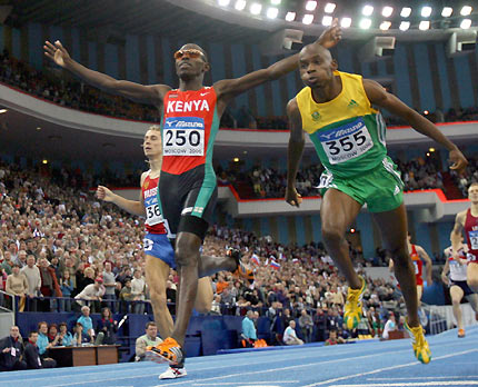 Wilfred Bungei of Kenya (C) gestures as he crosses the finish line ahead of Mbulaeni Mulaudzi of South Africa (R) and Yuriy Borzakovskiy of Russia in the 800 Metres Final at the World Indoor Athletics Championships in Moscow March 12, 2006. Bungei won the final. Mulaudzi and Borzakovskiy came second and third. [Reuters]