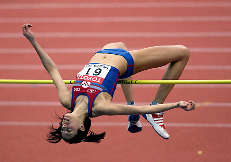 Blanka Vlasic of Croatia competes in the high jump final at the World Indoor Athletics Championships in Moscow March 12, 2006.[Reuters]