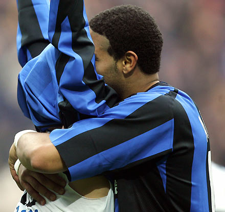 Inter Milan's Alvaro Recoba (L) celebrates with his team mate Adriano (R) after scoring against Lazio during their Italian Serie A soccer match at the San Siro Stadium in Milan, northern Italy March 19, 2006. [Reuters]