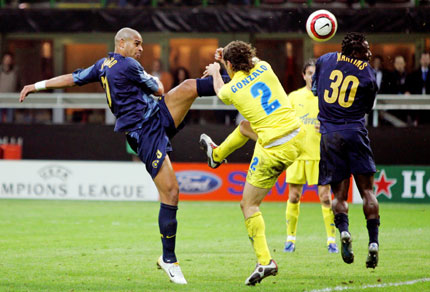 Villarreal's Gonzalo fights for the ball with Inter Milan's Adriano (L) and Obafemi Martins (R) during the first leg of their Champions League quarter-final soccer match at San Siro stadium in Milan, northern Italy March 29, 2006. Inter Milan won the match 2-1. 