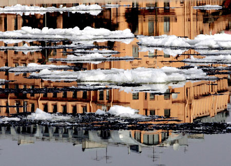 Ice floes float on the Neva River past the St. Peter and St. Paul Fortress in St. Petersburg April 25, 2006. The temperature on Tuesday in Russia's second largest city rose to 16 degrees Celsius