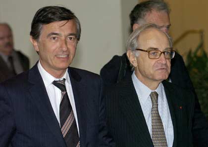 French Foreign Minister Philippe Douste-Blazy (L) and French Ambassador to the UN Jean-Marc de La Sabliere (R) walk together after a meting of the Quartet at the United Nations in New York, May 9, 2006. Foreign ministers of major powers failed to come up with a joint strategy for dealing with Iran after Tehran sought to influence the negotiations with a stunning last-minute diplomatic maneuver, officials said. [Reuters]