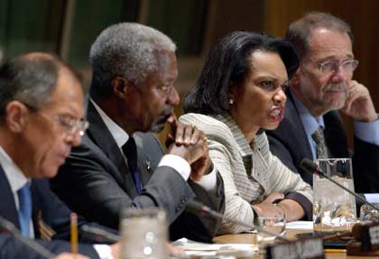 US Secretary of State Condoleezza Rice (2nd from R) speaks during a news conference as Russian Foreign Affairs Minister, Sergey Lavrov (L), UN Secretary-General Kofi Annan (2nd from L) and European Union representative Javier Solana listen at the United Nations in New York, May 9, 2006. The quartet of Middle East peace brokers agreed on Tuesday on an "international mechanism" to channel aid to the Palestinians for a trial period to ease the financial squeeze on the new government following the election of Hamas. [Reuters]