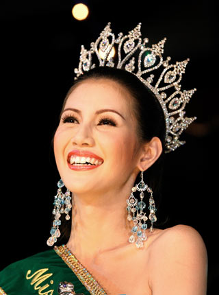 Ratravee Jirapraphakul, 22, smiles after winning the Miss Tiffany's Universe transvestite contest in the Thai resort city of Pattaya, about 150 km (93 miles) southeast of Bangkok May 20, 2006. Thirty contestants entered the contest this year, which aims to promote a positive transvestite image internationally. [Reuters]