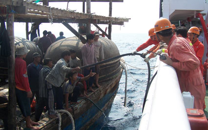 Vietnamese fishermen are overjoyed to see the arrival of Chinese rescuers in the South China Sea on May 20, 2006. Chinese rescue teams saved at least 330 Vietnamese fishermen from the fury of Typhoon Chanchu over the weekend the largest number of foreigners rescued by China's maritime officials. [Xinhua] 