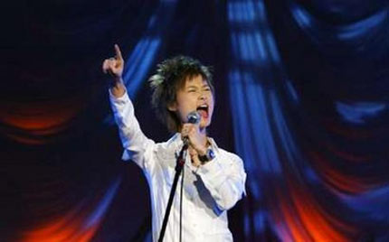 Chinese pop star Li Yuchun performs during her solo concert in Shanghai Grand Stage May 22, 2006. Li was the winner of the 2005 Super Female Voice competition, the Chinese version of American Idol, a televised American singing competition program. Picture taken May 22, 2006. 