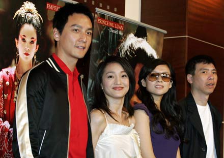 Chinese actors Daniel Wu (L), Zhou Xun (2nd L), Zhang Ziyi and director Feng Xiaogang (R) pose at a photocall for Feng's film "The Banquet" at the 59th Cannes Film Festival May 23, 2006. [Reuters]