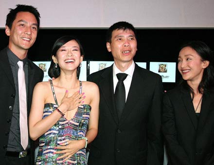 Hong Kong actor Daniel Wu (L), Chinese actress Zhang Ziyi (2nd L), director Feng Xiaogang and actress Zhou Xun attend a party for their movie "The Banquet" at the Majestic Beach during the 59th Cannes Film Festival May 22, 2006. [Reuters]