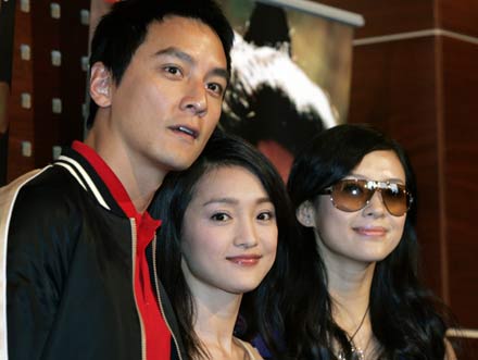 Cast members of Chinese director Feng Xiaogang's film "The Banquet" pose during a photocall for the film at the 59th Cannes Film Festival May 23, 2006. From left are actors Daniel Wu, Zhou Xun and Zhang Ziyi. [Reuters]