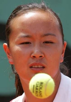 China's Shuai Peng eyes the ball during her match against Russia's Elena Vesnina at the French Open tennis tournament in Paris' Roland Garros stadium, May 29, 2006. [Reuters]