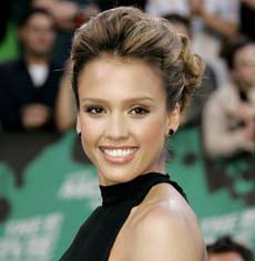 Actress Jessica Alba arrives at the taping of the 2006 MTV Movie Awards in Los Angeles June 3, 2006. Alba hosts the show which will be telecast June 8. [Reuters]