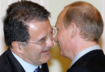 Russian President Vladimir Putin (R) and Italian Prime Minister Romano Prodi talk as they meet in the Kremlin in Moscow, June 20, 2006.[Reuters]