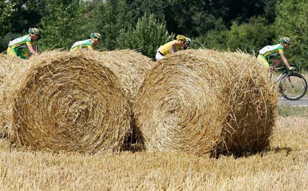 Phonak's team rider Floyd Landis of the U.S. and his team mates cycle past haystacks during the 12th stage of the 93rd Tour de France cycling race between Luchon and Carcassone, July 14, 2006.[Reuters]