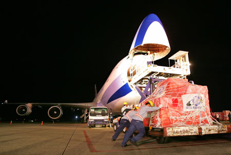 Airport workers load up a cargo plane from China Airlines, Taiwan's largest air carrier, at Taiwan international airport in Taipei July 19, 2006. Taiwan's first non-stop cargo charter flight to Chinese mainland will take off for Shanghai on Wednesday, taking full direct transport links a step closer between two economies across the Straits. [Reuters] 