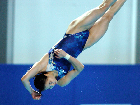 China's Wu Minxia dives during the women's 3-meter springboard event at the FINA World Cup competition in Changshu, a city in east China's Jiangsu Province, July 22, 2006. Wu grabs China's 100th World Cup gold with 373.40 points. [Xinhua] 