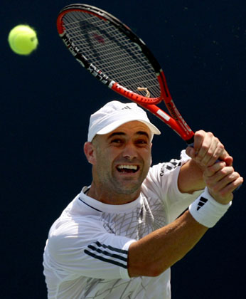 U.S. player Andre Agassi serves to Fernando Gonzalez of Chile during the Countrywide Classic tennis tournament in Los Angeles, July 28, 2006. [Reuters]