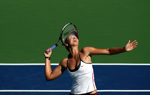 Russia's Maria Sharapova serves to France's Marion Bartoli during the JPMorgan Chase Open women's tennis tournament in Carson, California, August 10, 2006.