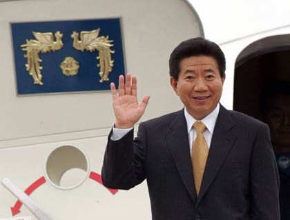 South Korean President Roh Moo-hyun waves upon his arrival in Beijing October 13, 2006. Leaders of China and South Korea will meet on Friday to find a response to Pyongyang's nuclear test. [Reuters]