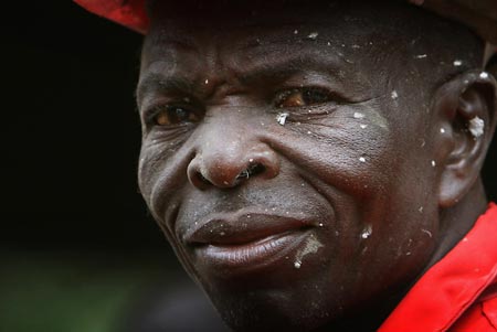 A Congolese construction worker rests in the capital Kinshasa November 6, 2006. Congo's election commission began releasing partial results on Sunday from last week's presidential run-off to try to stem the flow of rumours and unofficial results circulating in the tense capital. 