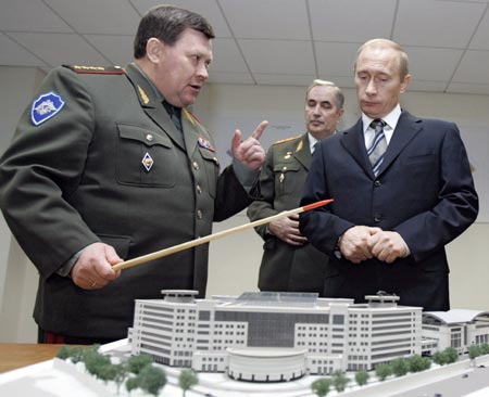 Russian President Vladimir Putin (R) and GRU military intelligence head Valentin Korabelnikov (C) listen to explanations during a visit at the new GRU military intelligence headquarters building in Moscow November 8, 2006. 