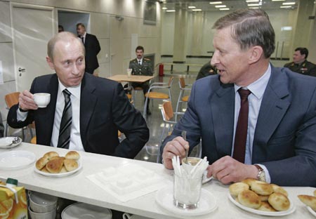 Russian President Vladimir Putin (L) and Defence Minister Sergei Ivanov have coffee as they visit the new GRU military intelligence headquarters building in Moscow November 8, 2006.