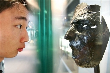 In this photo released by China's Xinhua News Agency, a visitor views a work by sculptor Julio Gonzalez during a preview exhibition of collections of the Valencian Museum of Modern Art of Spain in Hangzhou, capital of east China's Zhejiang Province, Tuesday, Nov. 14, 2006. A total of 73 sculptures and paintings by Spanish modern artists will be displayed in the exhibition. (AP Photo/Xinhua, Li Zhong) 