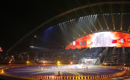 Artists form a large circle during the closing ceremony for the 15th Asian Games in Doha December 15, 2006.