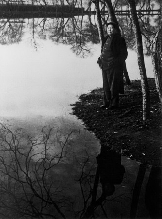 Mao Zedong in Hangzhou in 1954 [Photo by Hou Bo]