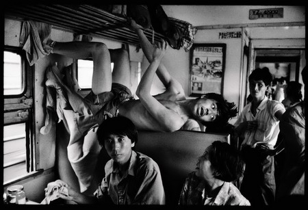 Passengers on a train [Photo by Wang Fuchun]