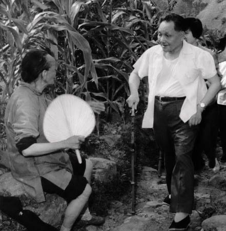 Late Chinese leader Deng Xiaoping [L] visits a village. [Phto by Yang Shaoming]