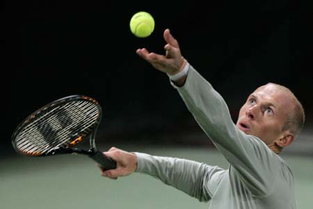 Nikolay Davydenko of Russia serves to Hyung Taik Lee of South Korea during the Qatar Open tennis tournament in Doha January 2, 2007. 