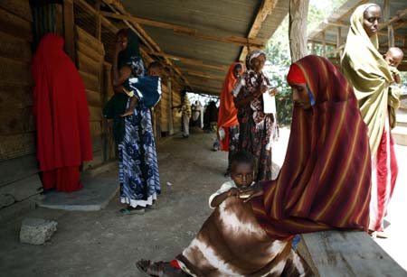 Somali refugee women wait for addmission at a hospital in Ifo camp near Dadaab, some 80 km (50 miles) from Liboi on the border with Somalia in north-eastern Kenya, January 8, 2007. Aid agencies are operating three large refugee camps in Dadaab where about 160,000 Somali refugees are held and said they could provide more staff to help Kenya with any new influx. 