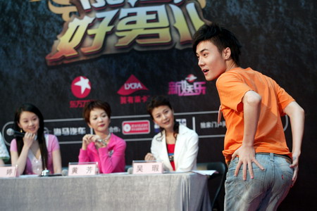 A reality show participant performs before three judges in Gunagzhou, South China's Guangdong Province, February 10, 2006. [Wang Xiang/New Express]