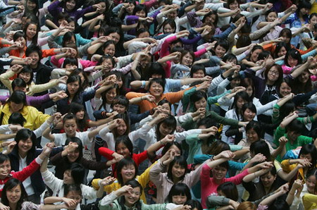 Participants in the Super Girl contest react during a program recording in Chengdu, Southwest China's Sichuan Province, May 13, 2006. [Guo Guangyu/Chengdu Commercial News]