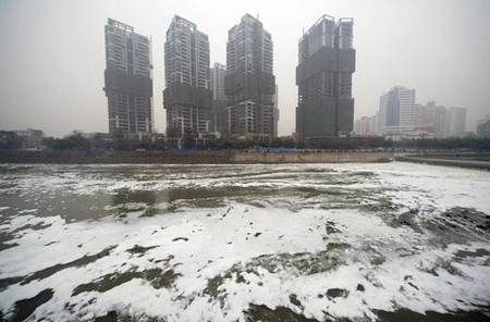 A polluted river near a residential area in Chengdu, Southwest China's Sichuan Province, January 17, 2006. [Wang Qiang/Chengdu Commercial News]