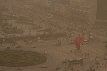 A bird view of Longhe Square amid sandstorm in Lianyungang, East China's Jiangsu Province, March 31, 2007. Northern China was blanketed in dust on Saturday as the first sandstorm of the year struck the region, including the capital Beijing. [Xinhua]