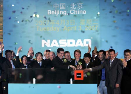 Nasdaq Chief Executive Bob Greifeld (C) rings the opening bell of the exchange as representatives from Chinese companies listed on the Nasdaq celebrate during the Nasdaq remote market open ceremony in Beijing April 3, 2007. Expected reforms to the U.S. Sarbanes-Oxley legislation on accounting would make it easier for Chinese firms to list in the United States, Greifeld said on Tuesday. 