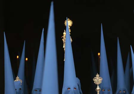 Penitents take part in the procession of 'Prendimiento' brotherhood during Holy Week in Almeria, southeast Spain, April 4, 2007. Hundreds of Easter processions take place in Spain during Holy Week around the clock drawing thousands of visitors. 