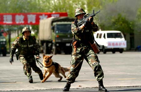 Chinese policemen take aim during a counter-terrorism exercise in Urumchi, Northwest China's Xinjiang Uygur Autonomous Region, April 28, 2007. [Xinhua]