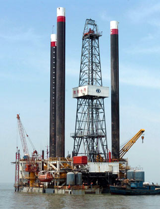 A general view shows the newly found Jidong Nanpu oilfield in Bohai Bay of north China's Hebei province May 10, 2007. China's newly found oilfield in Bohai Bay has a reserve of one billion tons, or about 7.35 billion barrels, the largest discovery in the country over four decades, announced the China National Petroleum Corporation, Xinhua News Agency reported. [Xinhua]
