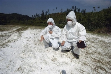 Chinese health officials inspect a disinfected area at Shijiping village in Taojiang County, Central China's Hunan province, May 20, 2007. Bird flu has killed 11,172 poultry in Shijiping, Xinhua said Saturday. A further 52,800 birds were also slaughtered to prevent any spread of the disease. Agriculture officials say that the outbreak had brought under control. [Xinhua]