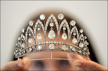 Crown jewels : Italian Queen Marie-Jose's antique diamond tiara, made by Faberge around 1895 and estimated between 580,000 to 880,000 euros. This tiara and 41 pieces of jewellery will be sold by Marie-Gabrielle of Savoy, the daughter of the Queen, during London Christies' auctions, 13 June 2007.(AFP/Mehdi Fedouach) 