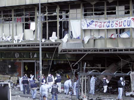 Forensic officers investigate the scene of an explosion in Ankara May 22, 2007. An explosion at a shopping mall in Turkey's capital Ankara on Tuesday killed four people and injured 56, Ankara Mayor Melih Gokcek said. Gokcek said in televised live remarks that the explosion at the entrance of a mall in central Ankara was most likely caused by a bomb. 