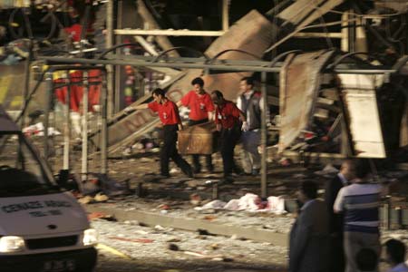 Search and rescue team members carry a body from an explosion site in Ankara May 22, 2007. A bomb at a shopping mall in Turkey's capital Ankara killed four Turks and one Pakistani on Tuesday and injured more than 60 people, Prime Minister Tayyip Erdogan said. 