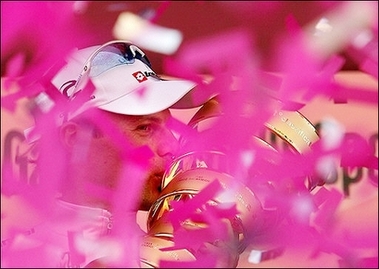 Kissing the trophy : Italy's Danilo Di Luca kisses the trophy on the podium of the 21st and last stage of the Giro d'Italia cycling race.(